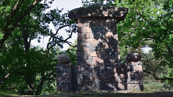 Das Lönsdenkmal im Tietlinger Wacholderhain. © NDR Foto: Nils Hartung