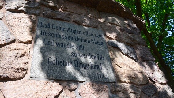 Inschrift auf dem Lönsdenkmal im Tietlinger Wacholderhain. © NDR Foto: Nils Hartung