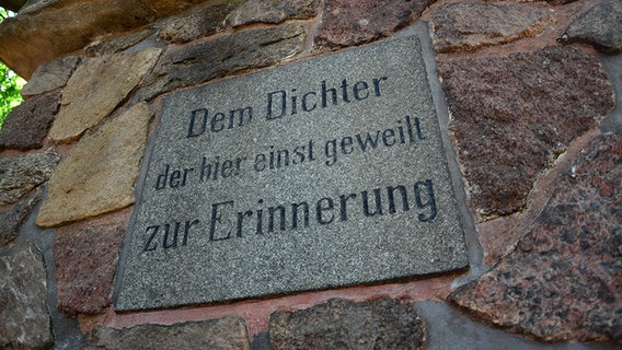 Inschrift auf dem Lönsdenkmal im Tietlinger Wacholderhain. © NDR Foto: Nils Hartung