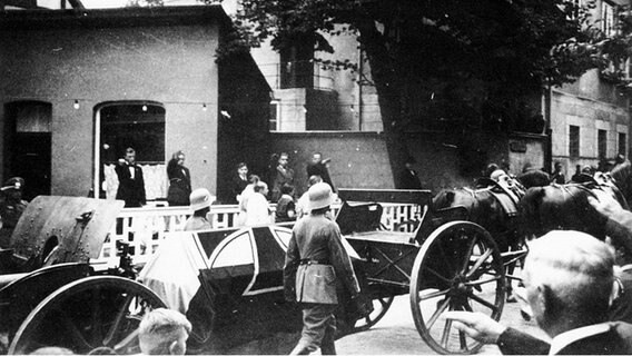 Der Trauerzug zur Beisetzung von Hermann Löns bewegt sich durch Fallingbostel. © Löns-Archiv der Stadtbibliothek Hannover 