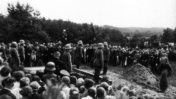 General Knochenhauer (links, ohne Helm) bei der Grabrede von Hermann Löns. © Stadt- und Landesbibliothek Dortmund 