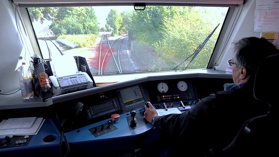 Lokführer unterwegs mit einem Güterzug. © imago Foto: Manfred Segerer