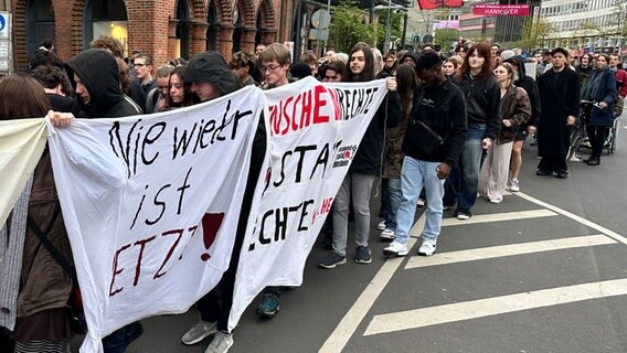 "Nie wieder ist jetzt" steht auf einem Banner bei einer Demonstration für den von der Polizei erschossenen 21-jährigen Lorenz. © NDR Foto: Kristina Hoffmann