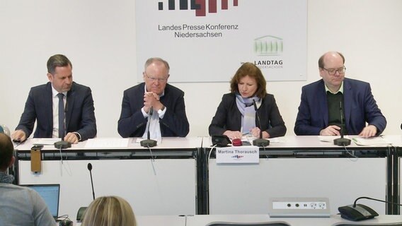 Wirtschaftsminister Olaf lies (SPD) , Ministerpräsident Stephan Weil (SPD), Journalistin Martina Thorausch und Umweltminister Christian Meyer bei einer Pressekonferenz zum Transformationsstrompreis © NDR 