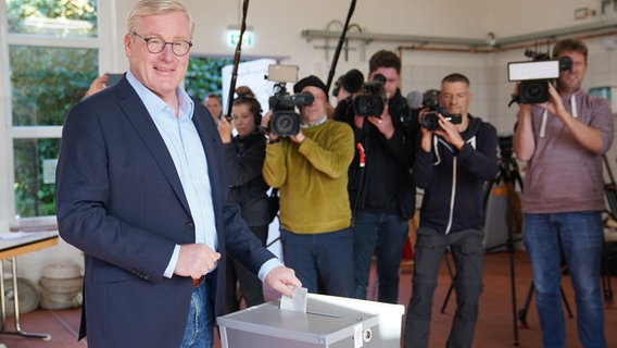 Bernd Althusmann (CDU) bei der Stimmabgabe zur Landtagswahl. © Julian Stratenschulte/dpa Foto: Julian Stratenschulte/dpa