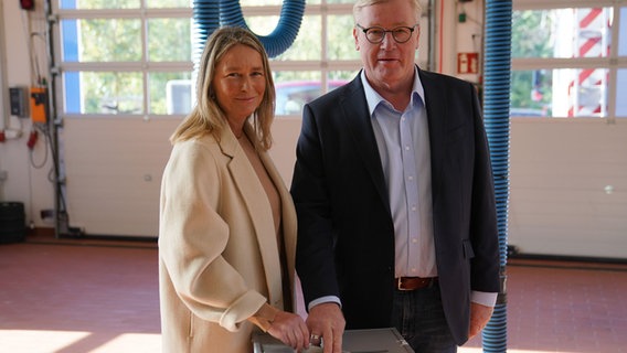 Bernd Althusmann, CDU-Spitzenkandidat, steht mit seiner Frau Iris Althusmann im Wahllokal bei der Stimmabgabe. © Marcus Brandt/dpa Foto: Marcus Brandt/dpa