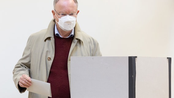 Stephan Weil steht mit einem ausgefüllten Stimmzettel in einer Wahlkabine. © dpa-Bildfunk Foto: Friso Gentsch