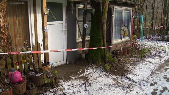 Der Eingang einer Gartenlaube ist mit Polizeiband abgesperrt. © NDR 