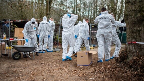 Polizeibeamte durchsuchen einen Campingplatz. © dpa-Bildfunk Foto: Guido Kirchner