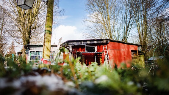 Eine Hütte steht auf einem Campingplatz. © dpa-Bildfunk Foto: Guido Kirchner
