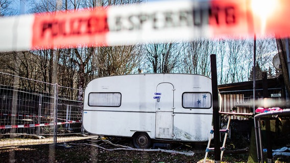 Auf dem Campingplatz steht ein von der Polizeiversiegelter Campingwagen. © picture alliance/dpa | Guido Kirchner Foto: Guido Kirchner