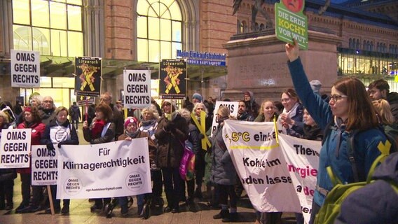 Demonstration am Hannover Hauptbahnhof im Zusammenhang mit Lüzerath. © NDR 