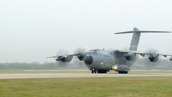 Ein französischer Kampfjet wird in der Luft durch einen A400M betankt. © NDR 