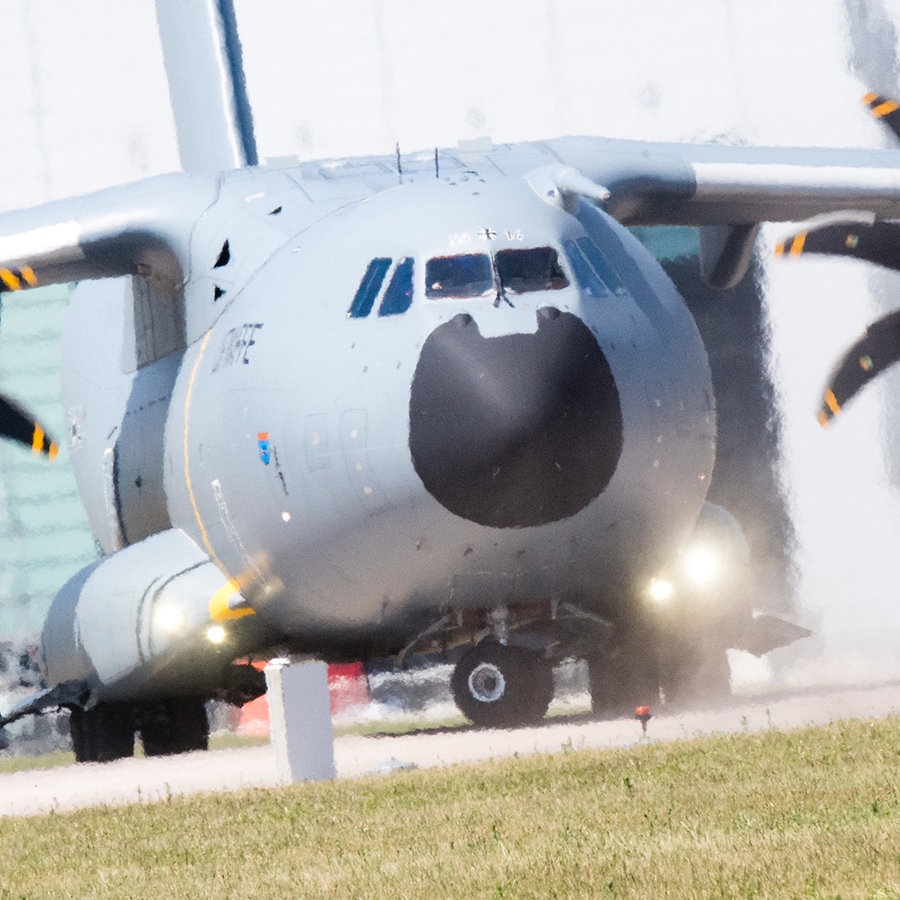 Ein A400M-Transportflugzeug steht am Fliegerhorst der Bundeswehr in Wunstorf. © dpa-Bildfunk Foto: Julian Stratenschulte