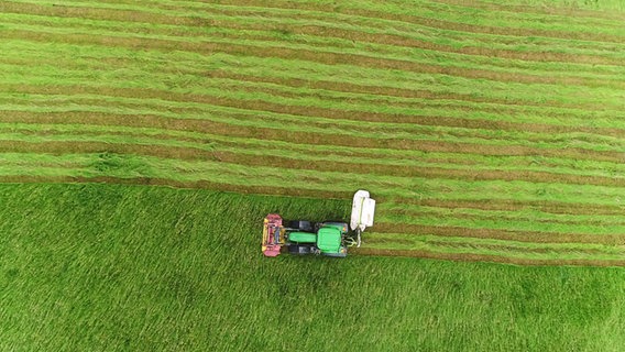 Ein Traktor von oben. © NDR Foto: NDR