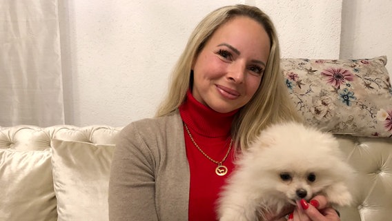 Eine Frau sitzt mit ihrem Hund auf einem Sofa. © NDR Foto: Wilhelm Purk