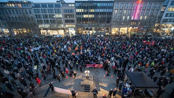 Menschen stehen bei einer Mahnwache auf dem Opernplatz in Hannover. © dpa-Bildfunk Foto: Julian Stratenschulte
