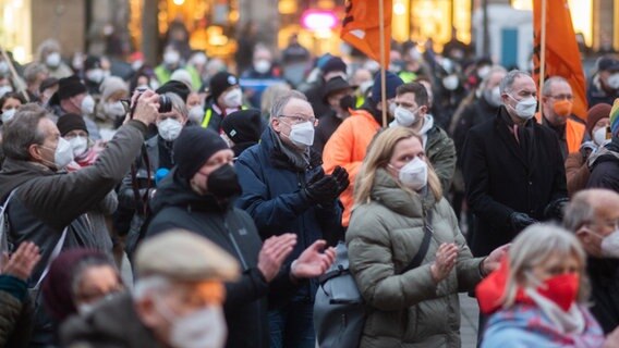 Stephan Weil bei einer Mahnwache auf dem Opernplatz in Hannover. © dpa-Bildfunk Foto: Julian Stratenschulte