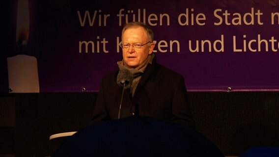 Stephan Weil spricht bei einer Mahnwache gegen den Ukraine-Krieg. © NDR 