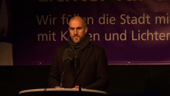 Der Oberbürgermeister von Hannover Belit Onay spricht bei einer Mahnwache gegen den Ukraine-Krieg. © NDR 