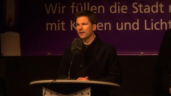 Der Regionspräsident Hannover, Steffen Krach (SPD), spricht bei einer Mahnwache gegen den Ukraine-Krieg. © NDR 