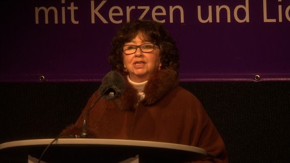 Marina Jalowaja, Vizepräsidentin der Jüdischen Gemeinden in Niedersachsen, spricht bei einer Mahnwache gegen den Ukraine-Krieg. © NDR 
