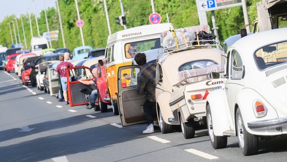 Volkswagen Käfer stehen im Stau zum MaiKäfertreffen auf dem Messegelände. © Julian Stratenschulte/dpa 