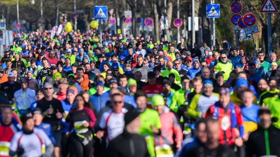 Zahlreiche Menschen nehmen am Hannover Marathon teil. © dpa Foto: Julian Stratenschulte