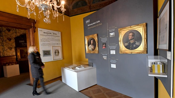Eine Besucherin läuft durch eine Ausstellung auf Schloss Marienburg. © dpa-Bildfunk Foto: Holger Hollemann