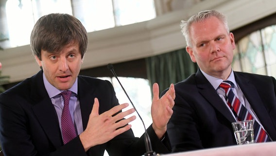 Ernst August von Hannover jr. (l) und Björn Thümler (CDU,r), Minister für Wissenschaft und Kultur von Niedersachsen, sprechen während einer Pressekonferenz auf Schloss Marienburg. Ernst August von Hannover jr. (l) und Björn Thümler (CDU,r), Minister für Wissenschaft und Kultur von Niedersachsen, sprechen während einer Pressekonferenz auf Schloss Marienburg. © dpa-Bildfunk Foto: Holger Hollemann