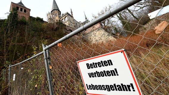 Auf einem Schild vor Schloss Marienburg steht "Betreten verboten! Lebensgefahr!". © dpa-Bildfunk Foto: Holger Hollemann