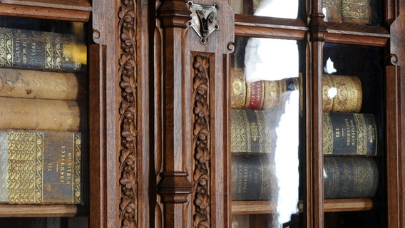 Ein Bücherschrank steht in der Bibliothek von Schloss Marienburg. © picture alliance / dpa | Caroline Seidel Foto: Caroline Seidel