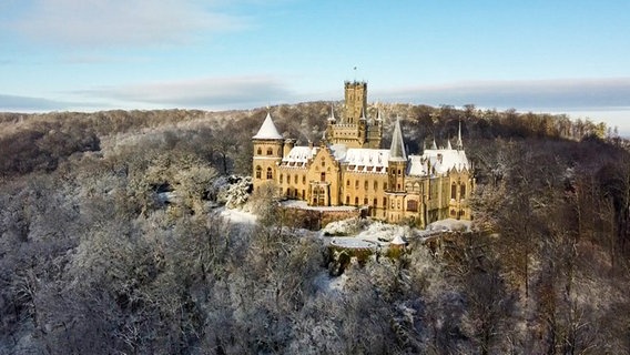 Schnee bedeckt die Marienburg und die umliegende Landschaft. © TeleNewsNetwork 