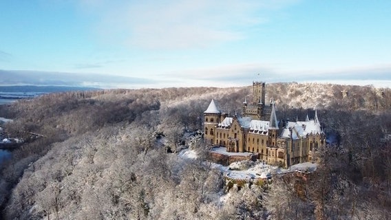 Schnee bedeckt die Marienburg und die umliegende Landschaft. © TeleNewsNetwork 