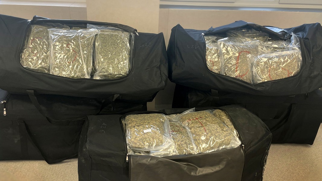 Taschen mit rund 160 Kilogramm beschlagnahmten Marihuana