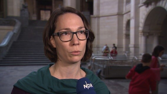 Freya Markowis von der Stadtratsfraktion der Grünen bei einem Interview im Neuen Rathaus in Hannover. © NDR 