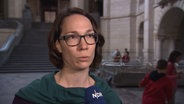 Freya Markowis von der Stadtratsfraktion der Grünen bei einem Interview im Neuen Rathaus in Hannover. © NDR 