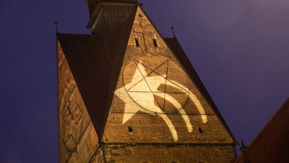 Ein Stern wird an den oberen Teil der Marktkirche projiziert. © Picture Alliance Foto: Moritz Frankenberg