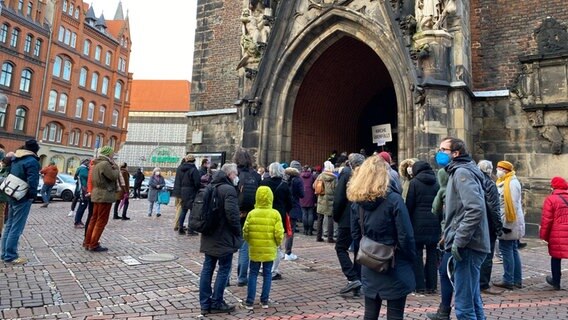 Menschen vor der Marktkirche in Hannover © NDR Foto: Bertil Starke