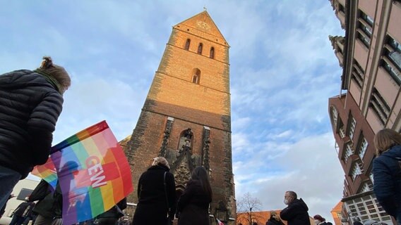 Menschen vor der Marktkirche in Hannover © NDR Foto: Bertil Starke