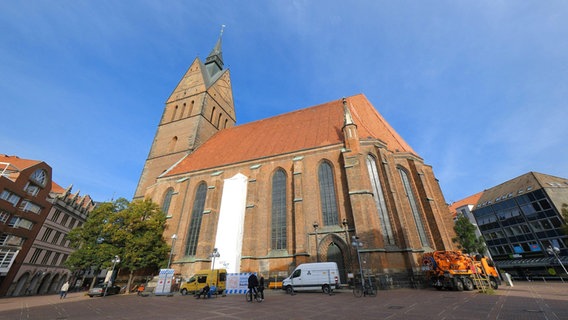 An der Südseite der Marktkirche Hannover ist das Reformationsfenster eingebaut worden. © picture alliance/epd-bild Foto: Jens Schulze
