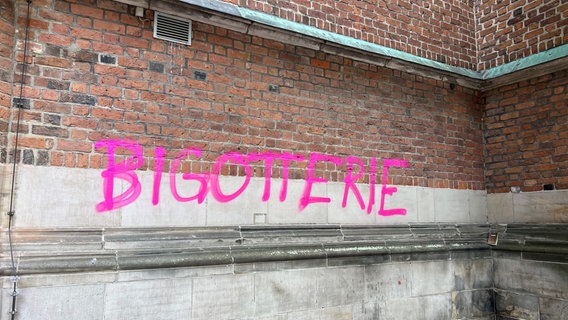 Graffiti "Bigotterie" an der mittelalterlichen Marktkirche in Hannover © ev. Gemeinde Marktkirche Foto: Marc Blessing