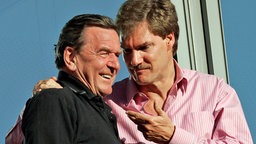 Gerhard Schroeder und Carsten Maschmeyer bei einem Bundesliga-Spiel von Hannover 96 gegen Borussia Moenchengladbach 2007. Gerhard Schroeder und Carsten Maschmeyer bei einem Bundesliga-Spiel von Hannover 96 gegen Borussia Moenchengladbach 2007. © AP Foto: Fabian Bimmer