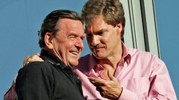 Gerhard Schroeder und Carsten Maschmeyer bei einem Bundesliga-Spiel von Hannover 96 gegen Borussia Moenchengladbach 2007. © AP Foto: Fabian Bimmer