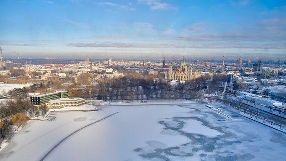 Luftbild vom zugefrorenen Maschsee vom Westufer gesehen im Winter. © picture alliance/Geisler-Fotopress Foto: Ulrich Stamm