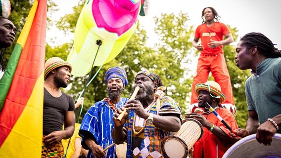 Musiker stehen bei der Eröffnung vom 35. Maschseefest am Maschsee-Nordufer. © dpa-Bildfunk Foto: Moritz Frankenberg