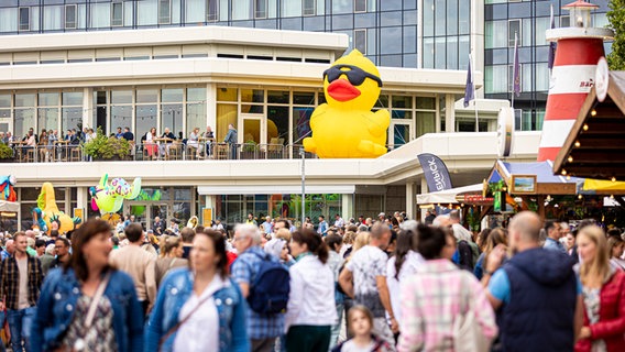 Zahlreiche Menschen verweilen beim 35. Maschseefest am Maschsee-Nordufer. © dpa-Bildfunk Foto: Moritz Frankenberg