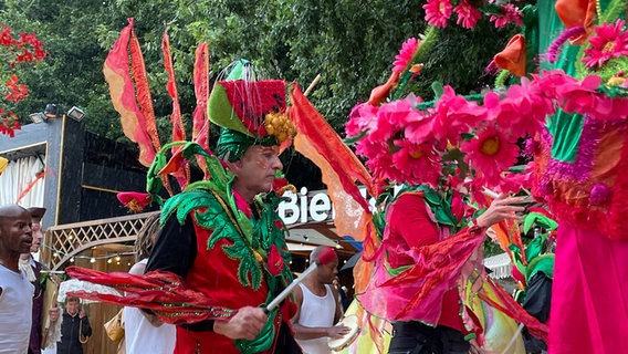 Verkleidete Schausteller laufen über das Maschseefest in Hannover. © NDR Foto: Vera Zellmer