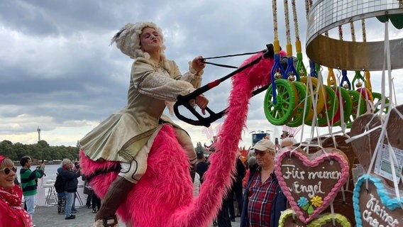 Verkleidete Schausteller laufen über das Maschseefest in Hannover. © NDR Foto: Vera Zellmer