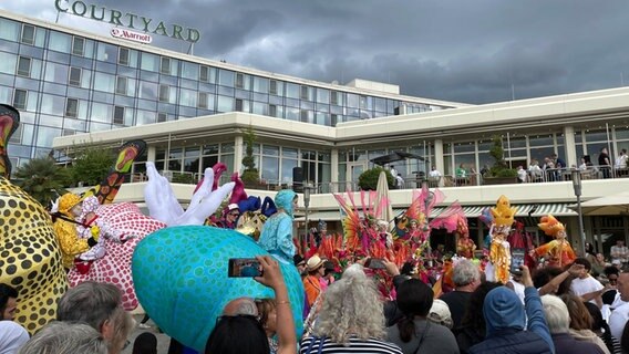 Besucher beobachten eine Parade von Schaustellern auf dem Maschseefest. © NDR Foto: Vera Zellmer